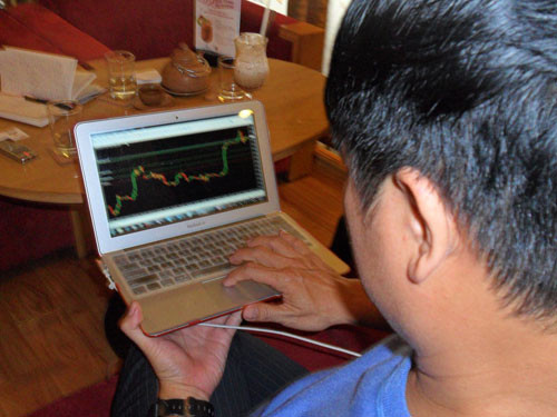 Nhà đầu tư Forex luôn ôm laptop suốt ngày đêm - Ảnh: Mai Phương 