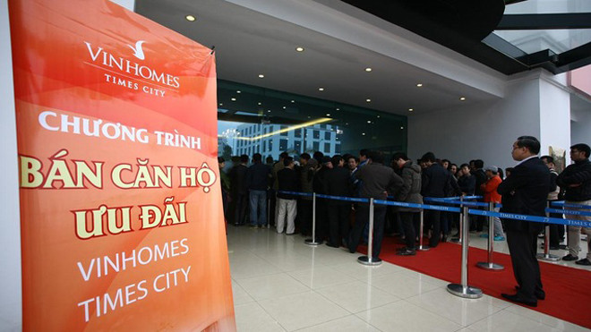 Trước giờ mở bán của ngày đầu tiên, hàng trăm cư dân Vinhomes Times City đã xếp hàng dài ngóng đợi.