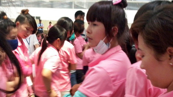 Công nhân bức xúc báo cáo Ban giám đốc yêu cầu giải quyết vụ việc