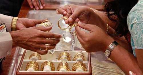 Giá vàng đã giảm phiên thứ 4 liên tiếp vì FED và Nga. Ảnh: Reuters