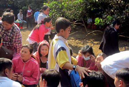 Cậu bé sờ đầu, vuốt mặt để chữa bệnh