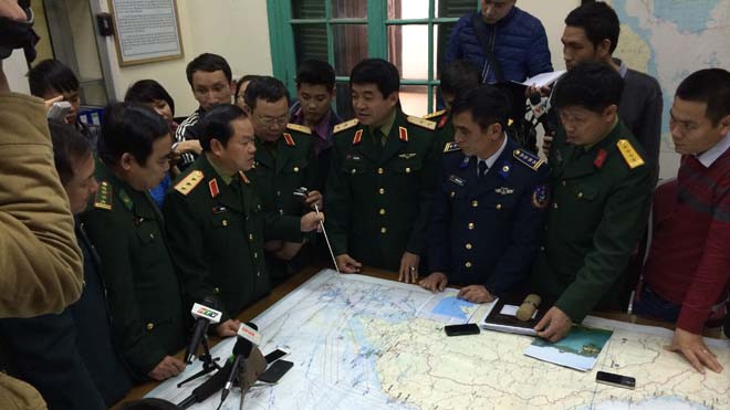 Thượng tướng Đỗ Bá Tỵ bàn bạc công tác tìm kiếm tại Uỷ ban quốc gia tìm kiếm cứu nạn. 