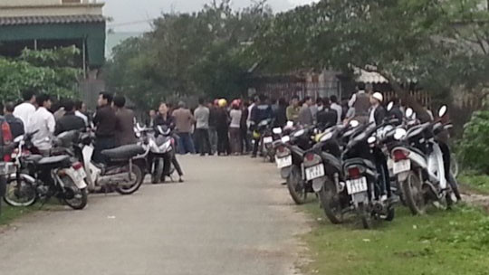 Nhiều người dân hiếu kỳ tập trung tại hiện trường xảy ra án mạng 