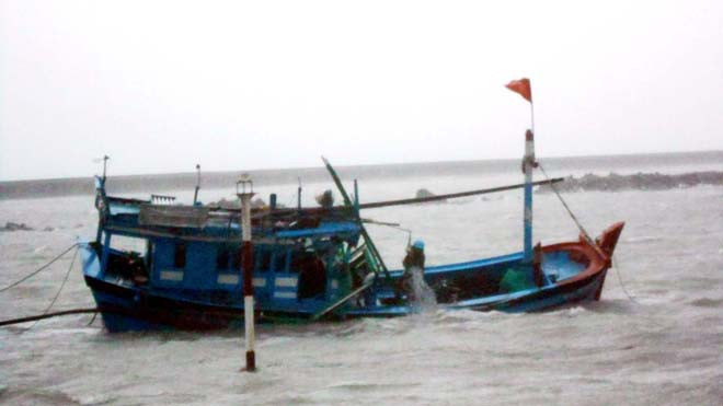 Thời gian gân đây nhiều tàu cá của ngư dân liên tục bị đâm chìm gây thiệt hại nặng về tài sản, đe dọa đến tính mạng.