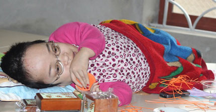 Nghị lực phi thường của cô gái tàn tật khiến nhiều người khâm phục. Ảnh: Thiên Ân