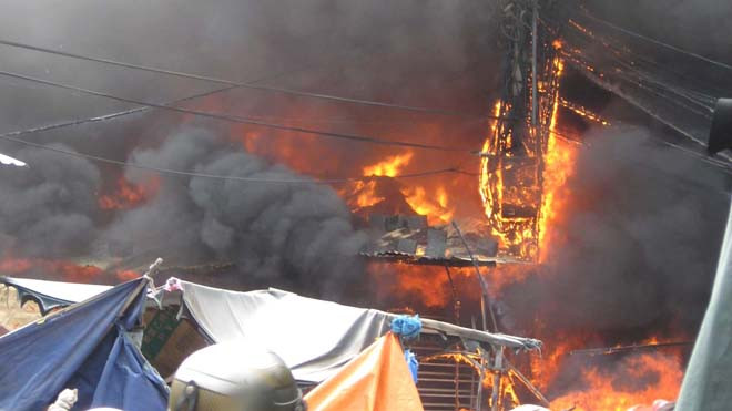 Chạy tán loạn vì cháy chợ Sông Cầu