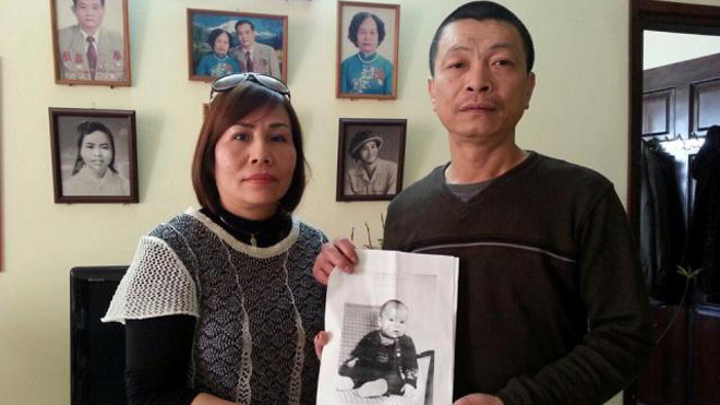 Bà Ngọc Điệp trao tấm ảnh Michel hồi nhỏ cho ông Phong (Ảnh từ trang facebook bà Điệp)