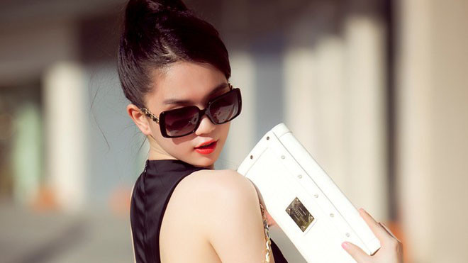Ngọc Trinh cực gợi cảm với thời trang dạo phố