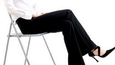 Ngồi vắt chéo chân: Nhiều bệnh hiểm tấn công bạn