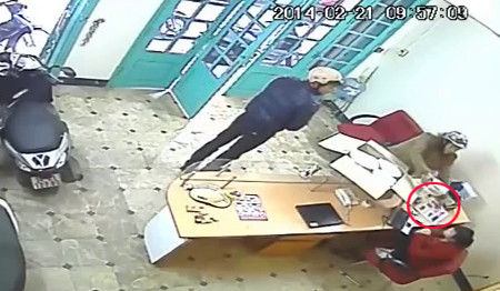 Dùng 'ảo thuật' trộm iPhone 5S trước mặt chủ nhà