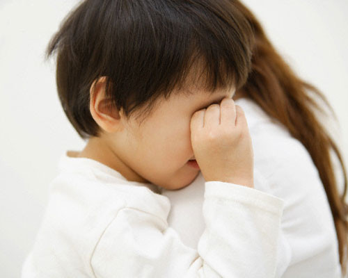 Con tôi năm nay đã 13 tháng tuổi, thực sự cháu quấn bà nội hơn quấn mẹ. Việc duy nhất tôi có thể làm mà không ai tranh giành là nấu cháo và đút cho cháu ăn ngày 3 bữa (Ảnh minh họa)