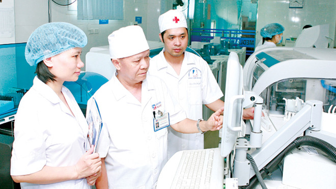 Lãnh đạo khoa duyệt kết quả xét nghiệm trước khi trả người bệnh