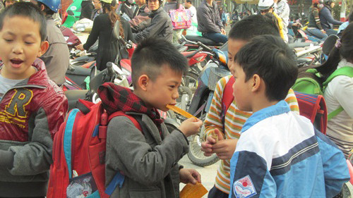 Các cháu ăn nhưng đâu biết nó có tốt cho sức khỏe hay không? (Ảnh: Minh Chiến)