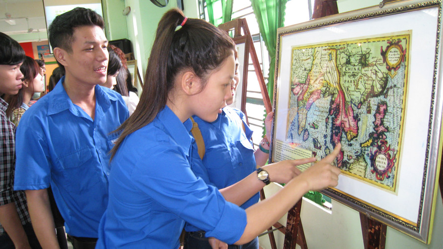 Sinh viên tại triển lãm
