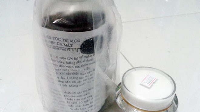 “Rượu thuốc”, “kem trong” bà Th. bán cho khách để làm đẹp, trắng da - Ảnh: Lương Ngọc