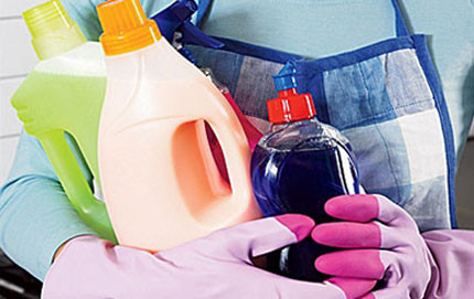 Nên sử dụng găng tay khi tiếp xúc với nước tẩy rửa. Ảnh minh họa: KT