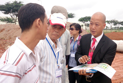 Khách hàng mua đất nền nhà phố thương mại trong Thành phố mới Bình Dương được tặng vàng và chuyến du lịch nước ngoài. Ảnh: Vũ Lê