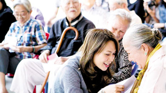 Ca sĩ Mỹ Tâm đến chúc Tết, chung vui với các nghệ sĩ già tại Viện Dưỡng lão Nghệ sỹ vào dịp Tết vừa qua. Ảnh: Q.Đ.