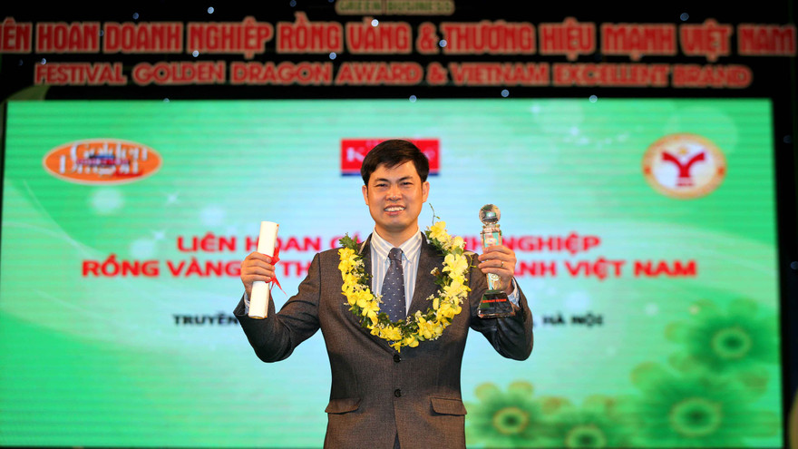 Đại diện Herbalife Việt Nam vinh dự nhận giải thưởng Rồng Vàng lần thứ 2 liên tiếp