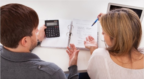 Lập kế hoạch ngân sách sẽ giúp bạn không bị lạm chi mỗi tháng. Ảnh: Shuttlestock