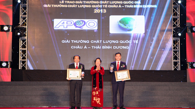 Ông Trần Túc Mã - Tổng giám đốc Traphaco (ngoài cùng bên trái)