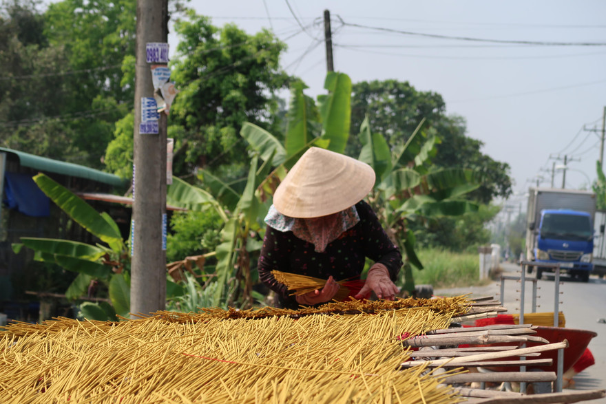 Sắc xuân trên làng nghề làm nhang trăm tuổi ở ngoại ô TPHCM 