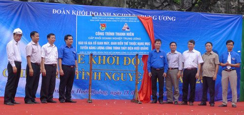 Đoàn khối doanh nghiệp T.Ư gắn biển công trình thanh niên Đào và gia cố giai đoạn I – Gian máy, gian biến chế, hạng mục tuyến năng lượng – Công trình Huội Quảng 