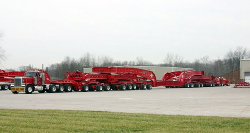 Xe kéo siêu dài 'nắn nót' qua ngã tư