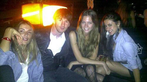 Messi và Lavezzi chung một bóng hồng