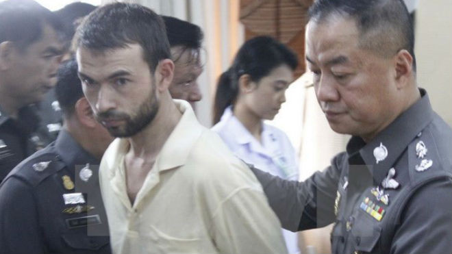 Cảnh sát áp giải nghi can Adem Karadag tới trụ sở Cục cảnh sát thành phố tại Bangkok ngày 4/9. (Nguồn: THX/TTXVN)