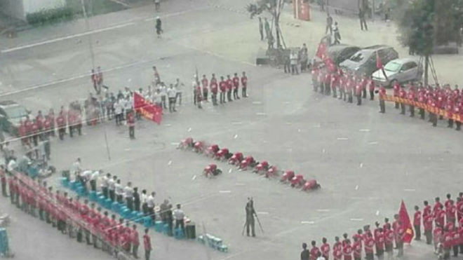 Nghi lễ quỳ lạy quản lý nhà hàng được cho là diễn ra hàng sáng. Ảnh: CCTV News