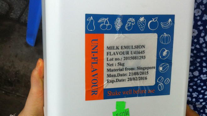 Hóa chất tạo mùi được bán nhiều ở chợ "thần chết" Kim Biên. Ảnh: Ly Nguyễn.