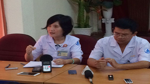 Các bác sĩ rất vui mừng vì bé Linh tha thứ cho mẹ - Ảnh: Thanh Huyền.