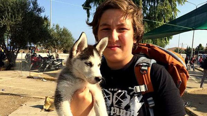 "Tôi yêu con chó này", Aslan đáp khi được hỏi tại sao không để nó lại Syria. Ảnh: Lifewithdogs