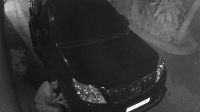 Toyota Prado tiền tỷ đỗ ở vỉa hè bị cạy logo 4 bánh