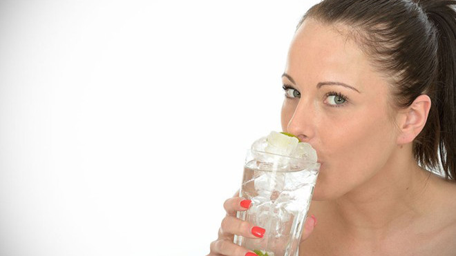 Tránh sử dụng nước đá khi bạn có tiền sử dạ dày. Ảnh: Curejoy