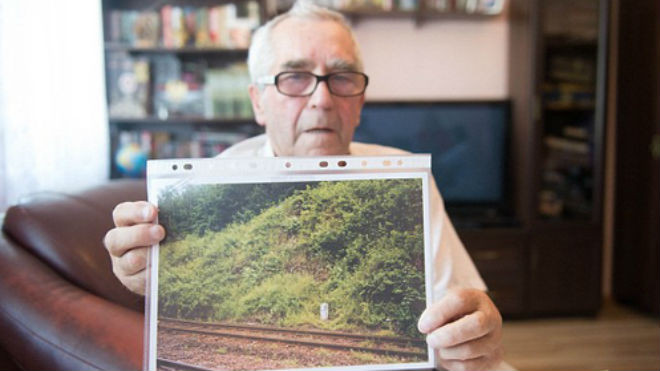 Ông Slowikowski và bức ảnh chụp vị trí mà ông cho là lối vào đường hầm. Ảnh: IBTimes