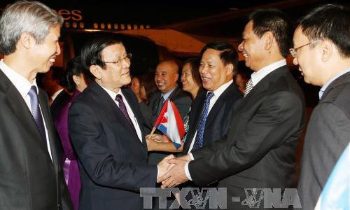 Cán bộ, nhân viên Đại sứ quán Việt Nam, sinh viên và cộng đồng người Việt Nam tại Cu-ba đón Chủ tịch nước Trương Tấn Sang tại sân bay. Ảnh: TTXVN.