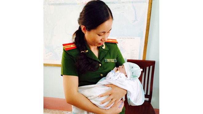 Bé trai sơ sinh được lực lượng công an giải cứu khỏi bàn tay của những kẻ "buôn người".