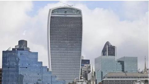 Tòa nhà Walkie Talkie được bao phủ toàn bộ bề mặt bằng kính.