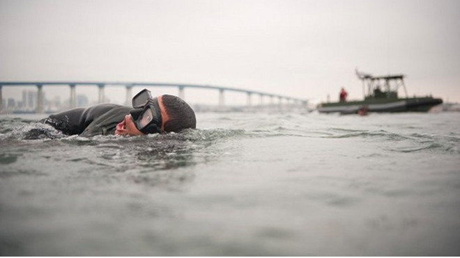 Trong giai đoạn tập luyện, biệt kích Hải quân Mỹ phải bơi 8,8 km vượt đại dương trong điều kiện sóng mạnh, nước lạnh và cá mập rình rập tấn công. Ảnh: Hải quân Mỹ