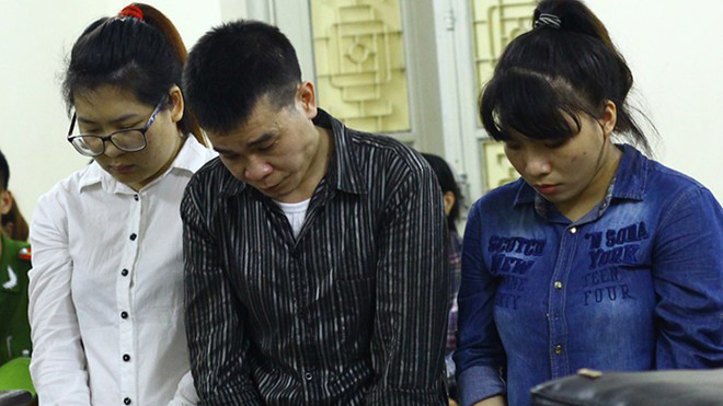 Bị cáo Thủy (áo xanh) và đồng phạm hầu tòa. Ảnh: H.L.