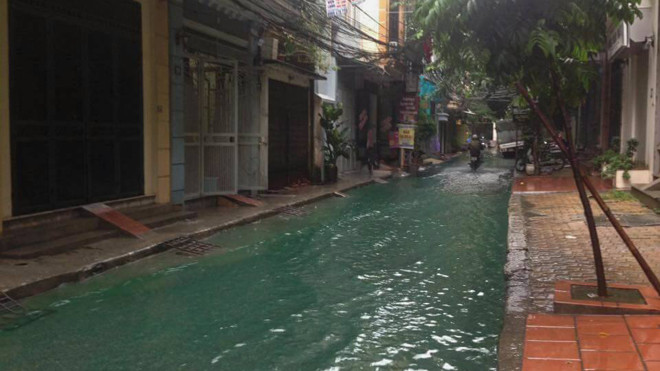 Cả ngõ phố ngập nước màu xanh kỳ lạ