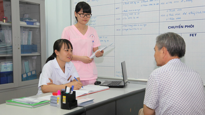 Bác sĩ của Bệnh viện đang tư vấn cho bệnh nhân hiếm muộn