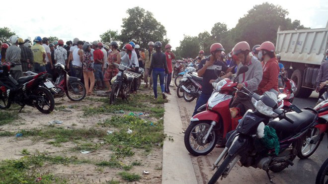 Hàng trăm người hiếu kỳ theo dõi vụ việc. Ảnh: Việt Tường/Zing