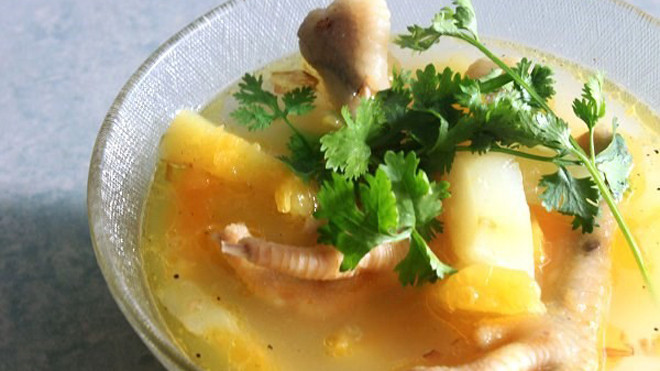 Chân gà hầm đu đủ thích hợp cho người bị hư nhược, sản phụ thiếu sữa, người lớn lưng gối yếu đau mỏi, trẻ em gầy yếu, chậm phát triển.