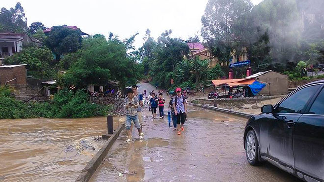 Muốn đến trường, học sinh phải đi qua cầu ngầm này. Ảnh: Lộc Minh Đức