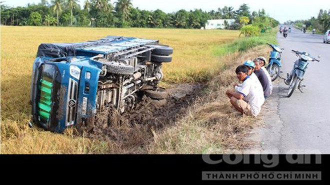 Chiếc xe lật xuống ruộng - Ảnh: Nguyễn Nhân/CATP