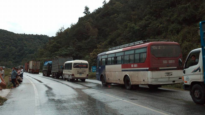 Ách tắc trên tuyến quốc lộ 1A. Ảnh: Quang Hòa