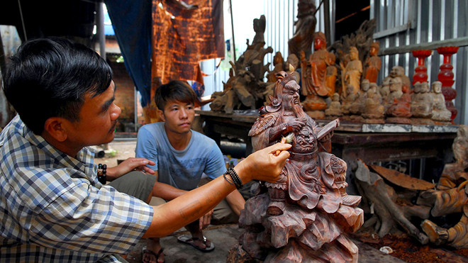 Anh Hùng tận tình chỉ dậy những công nhân trong xưởng có xuất thân "đặc biệt"